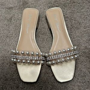 Betsy Johnson 8.5 Sandals
